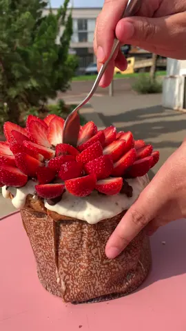 PANETONE TRUFADO DE NINHO COM  MORANGO, SIMPLESMENTE PERFEITO  👉🏼 1 kg  👉🏼400/450 g 👉🏼 combinacao perfeita desse recheio de ninho super cremoso com os morangos frescos e docinho  👉🏼 Faca sua encomenda 