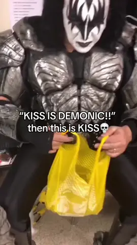 ERIC BEING THE INSTIGATOR BYE #mondokub #genesimmons #kissband #genesimmonskiss #genesimmonsthedemon 