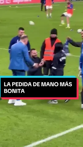 La pedida de mano más bonita y mas aparatosa del fútbol #tiktokfootballacademy #deportesentiktok #uefachampionsleague #boda #fcbarcelona  Vía @Klaudia 