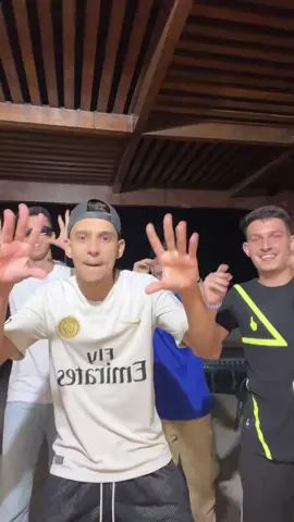 é por isso que não fazemos dancinha 😂😂 #amigos #resenha #musica #taylorswift #shakeitoff #swifttok 