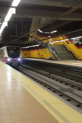 #quito_ecuador🇪🇨 #fiestasdequito2023 #metrodequito😎 #ecuadormitaddelmundo🇪🇨 #quitonocturno 