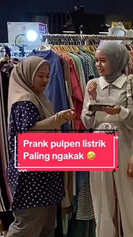 Prank pulpen list*ik paling ngakak 🤣  #prank #pulpenlistrik #ngakak #viral #fyp #kocak #prankmicbautai #riski_kinos #prankster #lucu #funny 