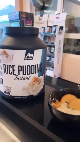 Jetzt erhältlich der @ALL STARS Fitness Ricepudding! Perfekt als Pre oder Post Workout meal. Reisflocken sind schneller verdaulich als z.b. Haferflocken und können dadurch auch besser vom Körper aufgenommen werden. In Kombination mit dem unserem Whey sind die gains sicher😍💪🏻 #gym#fit#Fitness#fitlife#pre#postworkout#meal#rice#ricepudding