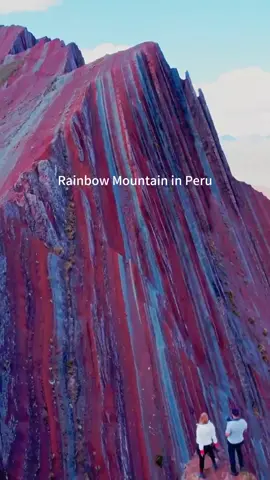 Vinicunca is the name given to the stunning Rainbow Mountains of Mipu. The incredibly colorful rock formations of the Andes are located 5,200 meters above sea level on the majestic Osangat Glacier, about 90 kilometers southeast of the city of Cusco. Since the colors of the rainbow come in seven shades, it is often called the Rainbow Mountain (Mondayu Arco Iris) or the seven-color mountain. In all its magnificence, Vinicunka is like a giant watercolor painting. #peru #danxialandform #rainbow #cuzco_peru🇵🇪 