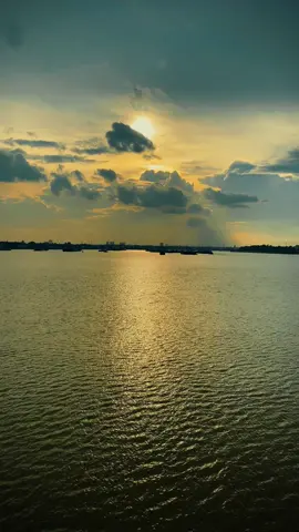 Ngày ấy anh như là mây, và trái tim em là gió vi vu khắp lối. Tự do như mây lửng lơ giữa trời, phiêu du cùng gió giữa đời, tưởng chừng chúng ta sẽ không cách rời … #viemtatca #mytam 