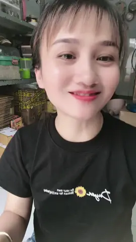 Vừa ăn trưa, vừa đắp ủ trắng mặt huyết yến 😁. Ba khía xuất sắc #bakhia #utranghuyetyencollagen #siuyen #trumsiutrang #trumsiuyen #utranghuyetyen #utrangyentuoicollagen 