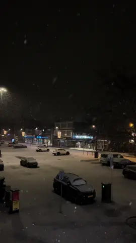 ❄️🌨️ #eindhoven #snow #netherlands #night 