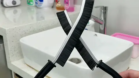 Chiếc bàn chải nhỏ gọn này rất tiện lợi, có thể dọn dẹp mọi ngóc ngách ở nhà bếp, phòng tắm, nắp bồn cầm hay cả kẽ sàn nhà #giadung #giadungtienich #banchaivesinh 