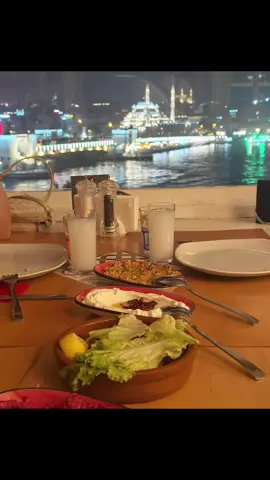 📍Istanbul, Turkiye📍 Herkese selamlar bugun Karakoy’deki subesi olan @aliocakbasi ‘dayiz. Genel olarak sicak ekmekleri kebaplari cok basariliydi. Önden mezeler ve fındık lahmacun söyledik. Sonrasında kebaplara geçiş yapıldı. Ozellikle acılı zırh kebabı çok başarılıydı ki ikinci porsiyonu söyledik. Beyti biraz bizi üzdü, çünkü o alışılmış kebapçılardaki yogurtlu lavaşa sarılmış haliyle beklerken adanaya benzer bir kebap geldi sonrasında teyit de ettik. Mekanın konumundan dolayı çok yabancı misafirler vardı. Çiğ köftesi de çok başarılıydı (eğer acısı , isotu fazla seviyorsanız) Arkadaşlarınızla keyifli bir ocakbaşı sefası yapmak istiyorsanız kesinlikle tavsiye ederim. Hatta ocakbaşının direkt önüne de oturabilirsiniz ancak oraya büyük grup olarak değil de 2-3 kişişeklinde rezervasyon yapabilirsiniz biz manzara önü tercih ettik.  Mekan: Ali Ocakbaşı 📍 Fiyat/Performans: 8/10✅ Afiyetle! #tavsiye #restaurant #Foodie #istabul 