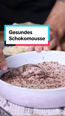 Gesundes Schokomousse aus 3 Zutaten, perfekt als leichtes Abenddessert oder zum Frühstück:  Zutaten: 400g Soja Quark 40g Zartbitterschokolade (90%) 10g Dattelzucker Prise Salz & Vanille So geht’s: Alle Zutaten in den Mixer geben und cremig pürieren. Anschließend im Kühlschrank hart werden lassen & mit geraspelter Schoko verfeinern. Den Pudding zum Frühstück servieren oder als Dessert :) Kcal pro 100g 107 Kcal | 7g Fett | 5.6g KH | 6g Protein #schokomousse #gesunderezepte #abnehmen 