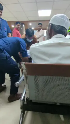 এক ফোটা রক্ত নিয়ে রক্ত পরীক্ষা করবে তাই বাচ্চা ছেলেটা কান্না করতেছে ইনজেকশনের ভয়ে 😁🤣
