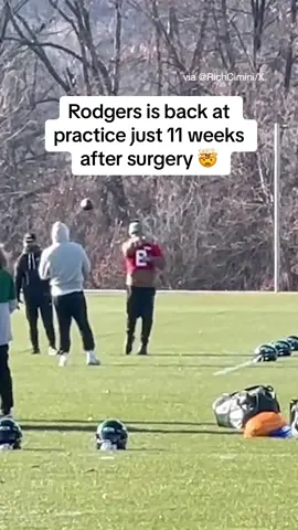Aaron Rodgers tore his Achilles in week 1… he’s back practicing before week 13 #nfl #jets #newyorkjets #aaronrodgers 