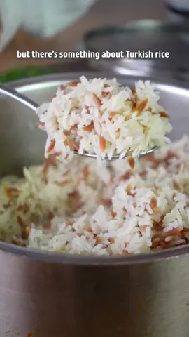 TURKISH RICE 🍚 🇹🇷  If you’re looking for a good side for the vegan Karniyarik I posted yersterday, MAKE THIS RICE! 😮‍💨 RECIPE (4 servings, 30min prep time): -1 cup of rice Wash 3-4 times. -3 to 4 Tbsp oil or vegan butter -4 Tbsp orzo -1 1/2 cups water -salt to taste Toast for a few minutes until nicely browned Add the rice and toast for a few more minutes. Add water and salt, bring to a boil with the lid on. Then reduce the heat to low and steam 15-20mins. Fluff it up with a fork and enjoy. - TÜRKISCHER REIS 🍚 🇹🇷 Wenn Sie nach einer guten Beilage für den veganen Karniyarik suchen, den ich gestern gepostet habe, MACHEN SIE DIESEN REIS! 😮‍💨 REZEPT (4 Portionen, 30 Minuten Zubereitungszeit): -1 Tasse Reis 3-4 Mal waschen. -3 bis 4 EL Öl oder vegane Butter -4 EL Orzo -1 1/2 Tassen Wasser -Salz nach Geschmack Einige Minuten rösten, bis es schön gebräunt ist Den Reis dazugeben und noch ein paar Minuten rösten. Wasser und Salz hinzufügen und bei geschlossenem Deckel zum Kochen bringen. Dann die Hitze auf niedrige Stufe reduzieren und 15–20 Minuten dämpfen. Mit einer Gabel auflockern und genießen. #easyveganrecipes #veganfood #quickveganrecipes #quickrecipes 