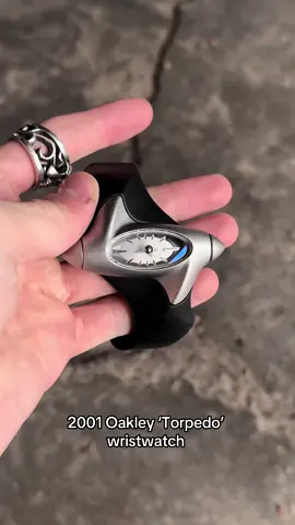 2001 Oakley ‘Torpedo’ Stainless Steel Analog Wristwatch 💣🌊 Debuting in 2001 as the second Oakley watch ever released, this obscure silhoutte is modelled after an underwater projectile known as a ‘torpedo’. Fitted with a black rubberized band, the crown is concealed in the watch’s frame, much like the explosive counterpart. #oakley #oakleysunglases #oakleyjuliet #oakleys #oakleyhades #archive #techwear #Tech #techwearmexico #archivefashion #fashion #style 