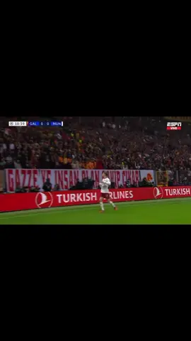 El United ve en Alejandro Garnacho un digno heredero de Cristiano Ronaldo. El futbolista abrió la lata ante el Galatasaray y lo celebró como solía hacerlo el '7' hace solo un año, con ese gesto de calma a las gradas.#foryou #foryoupage❤️❤️ #fyp #foryoupage #critianoronaldo 11 minutos le bastaron al Manchester United para adelantarse en el marcador en el duelo frente al Galatasaray. Garnacho se encargó de hacer subir el 0-1 en Turquía y lo hizo 'a lo Cristiano Ronaldo'. Bruno Fernandes, en la frontal del área, vio venir al '17' y le puso el pase para que, con la zurda, fulminara al meta rival. Lo celebró el 'red devil' como lo hacía, en su día, Cristiano Ronaldo. Además del sonado 