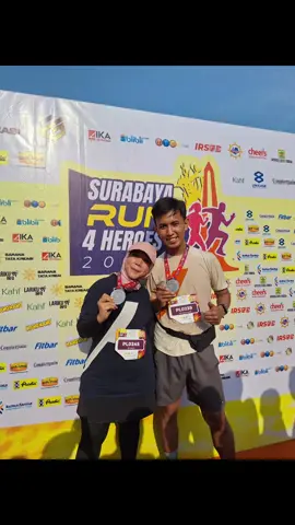 Happy anniversary ❤️ My first medal, terimakasih supportnya. Kenangan anniv ke-8 yang gak mungkin terlupakan sih ini. 🥳🥰 @ardhivarian  #surabayarun4heroes #run #Running #surabayarunners #runners #fyp #foryoupage #beranda #anniversary #mlayu 