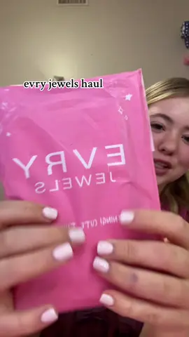 I LOVE EARINGS🤭🤭  #evryjewelshaul #evryjewels #evryjewelsreview #evryjewelsearings #goldearings #blackfridayhaul #jewelryhaul #earinghaul #chunkyearings #goldearingshaul @Evry Jewels 