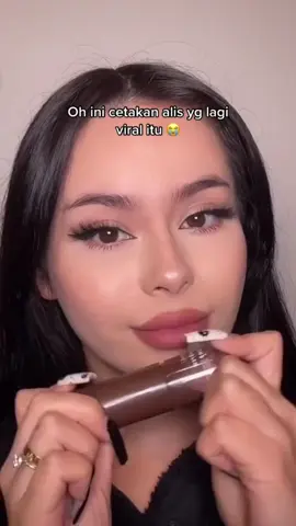 How to get perfect eyebrows in seconds? this eyebrow stamp is the answer! 😍#eyebrows #eyebrowstamp #eyebrowstencil #fyp #browshaping 
