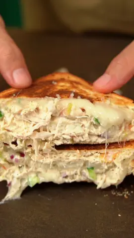 ساندويتش كلوب بالدجاج والأجبان وصفة لذيذة وسهلة التحضير! 🍗🧀 تجربة لذيذة ومليئة بالنكهات المتنوعة، مزيج من الدجاج الشهي والأجبان المميزة. جربوا هذا الساندويتش الشهي واستمتعوا بطعم اللذة والتميز! 
 المكونات:
 صدور دجاج
 هيل حب
 ورق غار
 مياه
 بصل خيار
 طماطم
 مايونيز
 كريمه مطبوخه قابله للدهن من نادك
 فلفل أسود
 أوريجانو
 ملح
 موتزريلا مبشور من نادك @NadecCreations  ٠ ٠
 #وصفة_ساندويتش_كلوب  #أكلات_شهية  #طبخ_منزلي  #نكهات_مميزة  #وصفات_سريعة  #تجربة_طعم اعلان ٠ ##tiktokcookbook #اطبخ_على_تيك_توك 