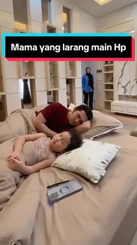 Ketika mama suruh tidur dan gak boleh main Hp 😂 #fyp #foryoupage @Fatma Sari Zar 