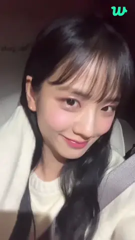 231130 | #JISOO WEVERSE LIVE  She looks so beautiful with those bangs •Jisoo asked for someone to send her a photo of the award she won and then they sent her 3 pictures and she was like huh that's 3 and was surprised but she was very excited. She also said she'll take a photo with the trophies. •Someone asked for spoilers and Jisoo said a while ago she remembered she was in Epik High - Spoiler and was like 'Wow that was when I was a trainee.' They called her while training and they told her they'll film it the next day without preparing •Jisoo said whether it's alone or as a group, she wants to go on an award show tour. Someone said I'll wait until I die and she said dont worry she'll try to go before then but she hopes they can release good songs and meet at award shows •Jisoo saw the Kartrider and said she'll download it so Blinks be ready to play and have your notifs on. She was like 
