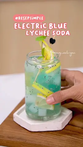 Panas gerah emang cocoknya bikin es ga siihhh. Biar gaul kita kasi nama Electric Blue Lychee Soda. Uda kayak menu di cafe ga siii? 🫣🫣🫣 #kreasisoda #minumansoda #alaGungwah #DapurGungwahyuni #homecafe 