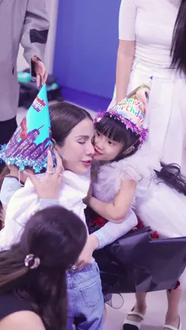 Chiếc clip dễ thương chưa nè?! 🥰 Mẹ Cún đi quay Công diễn đúng ngày sinh nhật nên tụi nhỏ lên tận phim trường HBBD mẹ Cún ❤️❤️❤️ 