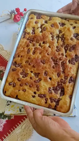 CHOCOTONE CASEIRO: Feito na Assadeira, Sem Sovar! ✅RECEITA: Ingredientes: 1 colher (sopa) de fermento biológico seco (10 g) 1 xícara (chá) de leite morno (240 ml) ½ xícara (chá) de açúcar (90 g) 3 ovos 4 colheres (sopa) de manteiga (80 g) 500 g de farinha de trigo 1 colher (chá) essência de panetone 200 g de gotas de chocolate