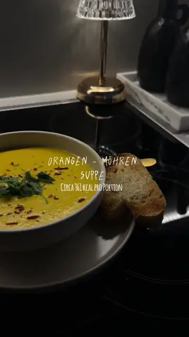 Ihr habt es euch nochmal fest im Feed gewünscht - also here u go !  Die perfekte Vorspeisen Suppe für ein Weihnachts Dinner 🥕🍊🥣✨ Ihr braucht für 2 Portionen : 1 Bio Orange 200 g Möhren 100 g Kartoffeln (mehlig kochend) I Zwiebel 1-2 Knoblauch Zehen 300 ml Gemüsebrühe 250 ml Sahne (15%) (könnt auch weniger nehmen, schmeckt trotzdem) Salz, Pfeffer, Thymian Und so geht’s: Gemüse klein schneiden & Schale der Orange abreiben. In einem Topf Zwiebeln & Knoblauch anbraten. Später dann Kartoffeln, Karotten, Orangen * zeste & Saft einer Orange dazu geben. Später dann die Gemüse Brühe hinzugeben & mit Salz, Pfeffer & Thymian würzen. Die Suppe nun mind 30 min köcheln lassen, bis alles weich ist. Suppe kurz abkühlen lassen & dann in den Mixer geben. Danach nochmal mit Sahne aufkochen & servieren ! Bon Appetit :)  #orangenmöhrensuppe #weihnachtssuppe #suppe #gesundeernährung #abnehmen #abnehmrezepte #fy #fyp 