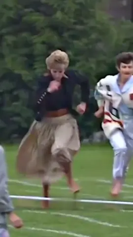 Running as a mother In 1991, Diana won the mother's competition at Prince Harry's school sports festival. I was quite shocked to see this video. I can't imagine any other member of the British royal family running like this. As a princess, she has no airs and burdens at all, and the real side is shocking. At this moment, as a mother, she rushed forward with all her strength and even desperate courage! She is playing for the game. I think she is trying her best for her life.#Diana #PrincessDiana #WomenMagazine#BritishRoyalFamily #90s#record #fyp #mother 