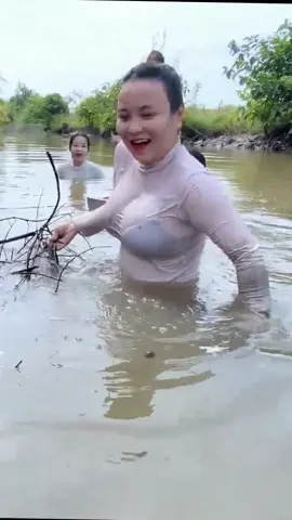 Beautiful girl catching fish #beautiful #girls #fishing 