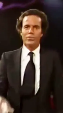 VIVIR (En directo, 1979) “Ya ves que todo pasa, que siempre hay un mañana, que no vale la pena abandonar. Que siempre hay una puerta abierta a la esperanza, que siempre hay un camino por andar”. . . . . . #julioiglesias #vivir #live #life #chile #españa #spain #music #singer# #song #parati #explore #search #foryou #reels #instagram #trending #tiktok 