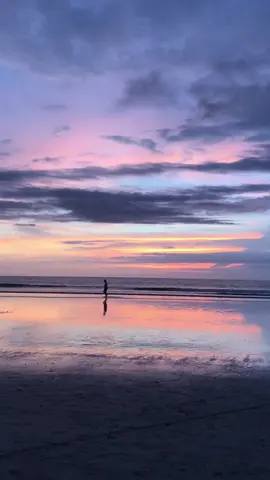 Buat mas-mas yang jalan di pantai sendirian ini, saya ijin vidioin sampean yaahhh 😊 #fyp #sunset #pantaivibes #yangpentinglakuin #terimakasih #trendingvideo #soundviral #soundfypシ 