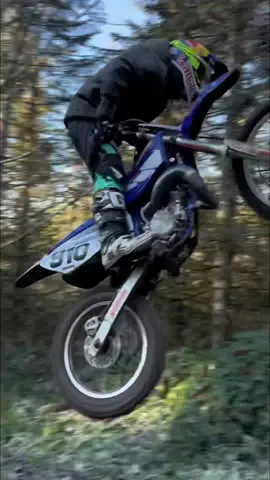 Hopping through the trees, ice and leaves on the 2005 YZ85/105 🤠 Did you guys have more fun on 85’s or supermini’s growing up, or which do you prefer right now? For all of you 2-stroke fans, my “Ride The Powerband” T-shirt is up on my website. Hit the link in my bio to check it out! @Red Bull Motorsports @MotoSport.com @Maxima Racing Oils #YZ85 #YZ105 #supermini #yamaha 🎥: @Reed Stever 