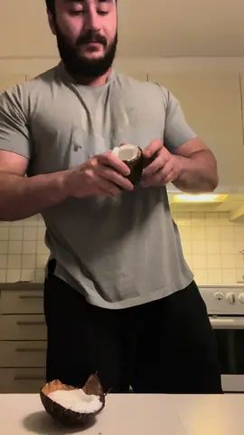 Shall i try it with one hand?🤔 #GymTok #liftok #challenge #motivation #gymchallenge #coconut #break #grip #gripstrength #gripstrengthchallenge #duet 