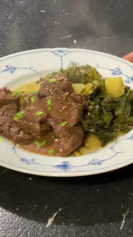 Conoces la Col Rizada? Un guiso delicioso, fácil y nutritivo!⬇️ La col Rizada es una de las verduras consideradas con mas Calcio que la leche, un plato sencillo y lleno de nutrientes, Si deseas ver el video pausado con otra receta simple, deliciosa y nutritiva, visita mi canal de YouTube DulceCocina con Marina, el enlace está en mi biofrafía y  en solo 8 minutos aprenderas a como cocinar este super alimento.👩🏻‍🍳 Para este plato necesitas: Col Rizada, cantidad deseada 1 cebolla 2 dientes de ajos 1 o 2 Papas Blancas 1/2 cdta de comino 1/2 cdta de Cayenne pepper para el toque picante (pimentón) Sal y pimienta al gusto 1 tz de caldo de verduras Blanquear la col, hervir con agua por 3 a 5 minutos, colar, pasar por agua fria y reservar Dorar la Cebolla en algo de aceite, agregar el Ajo, condimentar, agregar la papa, dorar  un poco y luego agregar la col. Tapar y dejar cocer hasta que la papa esté suave. #recetasfaciles #recetasfacilesricas #cocinafacil #cocinasaludable #EasyRecipe #easycooking #healthyrecipes #healthyfood #foryou #parati #dulceycocina 