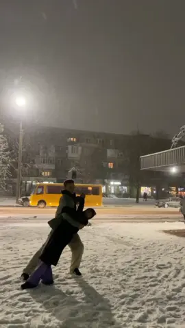 місяць йому нагадувала, що мусимо зняти цей тренд @bogdan [той, що танцює]  #dancing #dancer #україна #ukraine #рекомендації #fyp #ужгород #snowman 