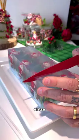 Você também adora o momento em que desenformo a barra de sabonete e a corto em fatias? Ela estará disponível em nosso bazar beneficente aqui em SP, no Jabaquara, nos dias 8 e 9/12, das 10h às 20h. Todo o valor arrecadado será revertido em cestas básicas para ajudar pessoas em situação de fome!! Beijossss e até já!!! #sabonetenatalino #sabonetenatal #sabonetes #saboaria #sabonetefeitoamao #saboariaartesanal #sabonetesartesanais #saboariacriativa #cenariodenatal #cenarionatalino #artesanatocriativo #artesanato #artesanatocriativo #artesanatodeluxo #produtosartesanais #autocuidado #pelehidratada #cuidadoscomapele #cosmeticoscriativos #cosmeticosartesanais #produtosartesanais #ideiasdepresentes #presentecriativo #presentefeitoamao #facavocemesmo #crueltyfree #DIY #peterpaiva  #CapCut 