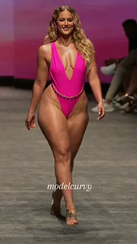 top modelos curvy fashion.  #fashion #curvys #model #bikini @amelia 