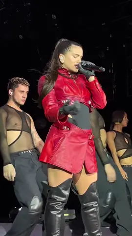 Watching Rosalía perform BIZCOCHITO never gets old 😍❤️‍🔥 Who else misses the Motomami World Tour? #rosalia #rosaliamotomami #motomamiworldtour #bizcochito  (🎥: @Angie)