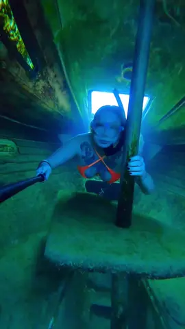 How’d this boat get here ⛵️ #sunkenboat #sailboat #freediving #freediver #underwater #mermaid 