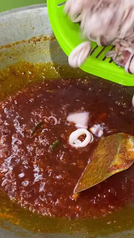 Oseng Pedas Cumi Petai CUMI (cuci bersih, potong2, rebus sebentar, tiriskan) H A L U S K A N   B U M B U ~ bawang merah & putih ~ cabe kering ~ jahe  TUMIS SAMPAI MATANG L A L U   T A M B A H K A N ~ daun jeruk ~ sereh (digeprek) ~ garam, micin, masako sapi, gula pasir ~ asam jawa TUMIS SEBENTAR LAGI  MASUKKAN CUMI & PETAI (TANPA DI GORENG), MASAK SAMPAI MERESAP  #cumi #petai #osengcumi #sambalcumi #cumipedas #olahancumi #masakan #masakanpedas #cumipetai 
