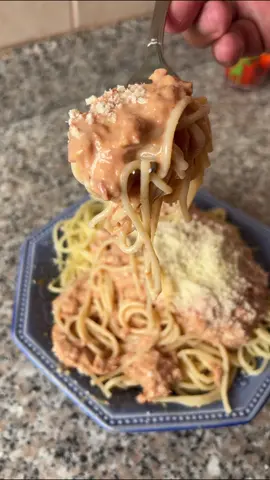 Almuerzo fácil y delicioso 💯🤤🙏🏽❤️ #almuerzofacil #recetafacil #pastaconatun #salsarosada #spaghetti #parmesan 
