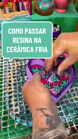 Tutorial de como passar resina epoxi nas peças de ceramica fria. ⚠️⚠️⚠️ NÃO PODE FAZER PRATO, CANECA NEM NADA QUE VAI USAR PRA ALIMENTOS OU BEBIDAS!!!!!!!!! Mesmo que a resina deixe impermeável ela é toxica e pode soltar quimicos nos alimentos! USE RESINA COM RESPONSABILIDADE ⚠️⚠️⚠️ #tutorial #ceramicafria #das #airclay #ceramica #cinzeiro #incensario #artesanato #DIY #resina #epoxi 