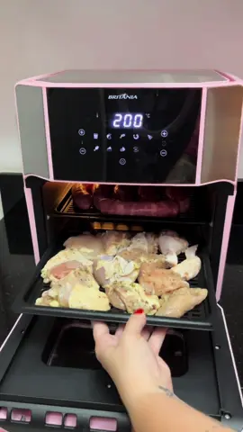 TESTEI A MINHA AIR FRYER OVEN 🥰 E ESTÁ SUPER APROVADA ☺️ Boa noite vizinhas, testei e minha nova Air Fryer, e amei o resultado, além de fazer 2 tipos de alimentos diferentes de uma só vez a limpeza é super fácil e prática, confesso que preferi limpar essa do que a outra 😅, a o sabor do alimento senti diferença nesse franguinho que ficou mais suculento, na outra ele ficava mais seco, nessa tem que revezar o alimento, pois a parte de cima assa mais rápido, a bandeja coletora era meu maior medo, por parecer pequena, mas olha como ficou, eu amei 🥰, abençoada quinta-feira 🙏 #airfryerrosa #airfryerrosabritânia #airfryeroven #jantinha #jantinharapida 