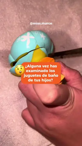 👉🏻No hay duda de que los juguetes lindos y coloridos hacen que la hora del baño sea aún más divertida.  ⚠️¡Pero la diversión termina rápidamente cuando encuentras moho en el juguete de baño favorito de tu pequeño!😱 ➡️El moho es un  grave riesgo para la salud. Por eso, es esencial tener juguetes de baño o alberca (pileta, piscina)  libres de microorganismos dañinos.  ✅Si quieres tener 2 opciones de juego que sean seguros, fácil de limpiar y secar,  y además una excelente herramienta educativa y de diversión que enriquecerá la experiencia de baño de tus hijos escribe la palabra” LLUVIA” en comentarios para compartirte unas alternativas al clásico juguete de pato.  ¿Qué opinas, te ha tocado encontrar algo en los juguetes de goma?😣 #juguetesdebebe #juguetesconmoho #bathtoys #bathtoysmold #moldfreebathtoys 
