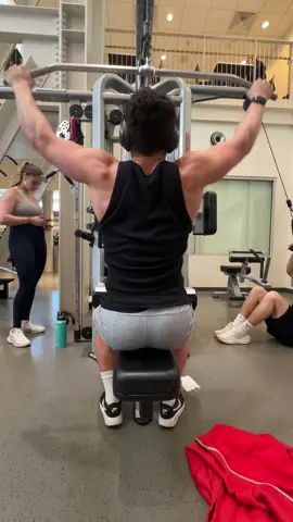 Hit back and bicep with me. Focus on lats and long head of bicep. #backandbiceps #curlsforthegirls #gymmotivation 