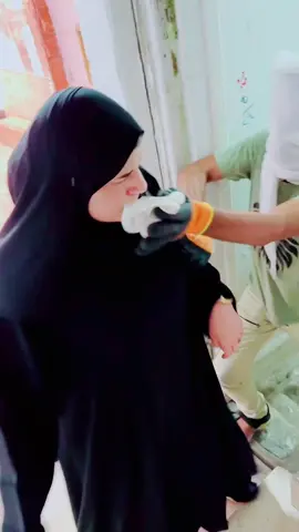 اغتصبوا البنت من علي السلم 