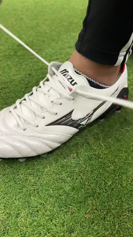 こんにちは‼️ フジスポの樋元です‼️ ⁡ フジスポではミズノ「MORELIA NEOⅣ JAPAN」がまだまだ各サイズ・各カラーあります🎉👏🎊 ⁡ 前作と同様の足型(ラスト)「エンジニアードフィットラストネオ」を採用し、研ぎ澄まされた素足感覚を生み出すために設計されたものを採用🔥🔥🔥 ⁡ アッパーには「ウォッシャブルカンガルーレザー」を引き続き採用！！ 履けば履くほどしっかりと自分の足に馴染む希少価値の高いカンガルーレザー👍👍👍 ⁡ 大きく変わったところは中足部に「Bere Foot Leather NEO」を採用‼️ 中足部の素足感覚はキープしつつ、フレームを搭載することでホールド感を向上‼️ ⁡ シューレース部分のハトメ構造も大きく変わった‼️ 屈曲時のシワを最小限にし、より足に沿うような柔軟な形状を追求している🔥🔥🔥 ⁡ スタッフ樋元実際に履いてプレーしたのでなんでも聞いてください👍👍👍 ⁡ この新しく生まれ変わった「MORELIA NEOⅣ JAPAN」を履いてプレーする選手は誰だ⁉️ ⁡ 少しでも気になった方はぜひフジスポへ‼️ みなさんのご来店お待ちしております‼️ ⁡ ⁡ #大阪#藤井寺#fujispo#フジスポ#サッカー#専門店#mizuno#mizunofootboll#morelia#モレリア#morelianeo4#morelianeo#neo#ネオ#モレリアネオ4#madeinjapan#日本製#日本#japan#モデル#JapanSpirit#最新#モデル#天然皮革#カンガルー#レザー#soccershop#サッカーショップ#soccershoes#sergioramos#james#旗手怜央