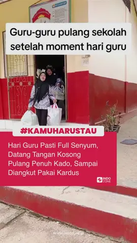 Bukan rahasia umum lagi kalau peringatan hari guru menjadi momentum para murid berbondong-bondong memberikan berbagai hadiah untuk para pendidik. Sehingga tak heran, saat tiba jam pulang sekolah, guru-guru pulang tidak dengan tangan kosong. Bahkan, ada yang sampai membutuhkan wadah cukup besar untuk membawa pulang semua hadiah yang diterima. Salah satunya seperti yang terlihat pada klip yang dibagikan akun TikTok riicollection. Tampak para guru wanita di SND 1 Sukoharjo III Barat, Kecamatan Sukoharjo, Kabupaten Pringsewu, Provinsi Lampung, pulang dengan banyak kado seperti kue, hingga bucket bunga. Tangan kanan dan kiri mereka tak ada yang kosong karena membawa banyak bungkusan. Bahkan, ada yang sampai pakai kardus untuk memudahkan membawa aneka hadiah. 